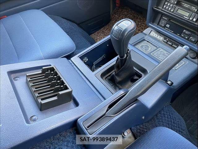 Nissan LARGO 1987-11 8884517-29