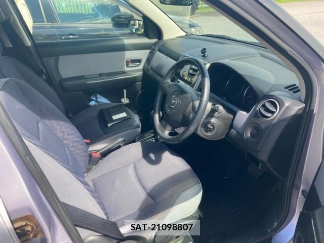 Mazda VERISA 2011-10 8832257-12