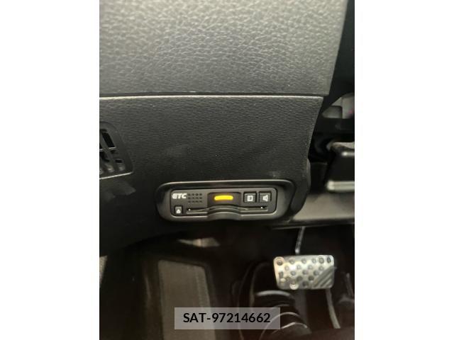 Honda VEZEL 2017-06 8832266-16