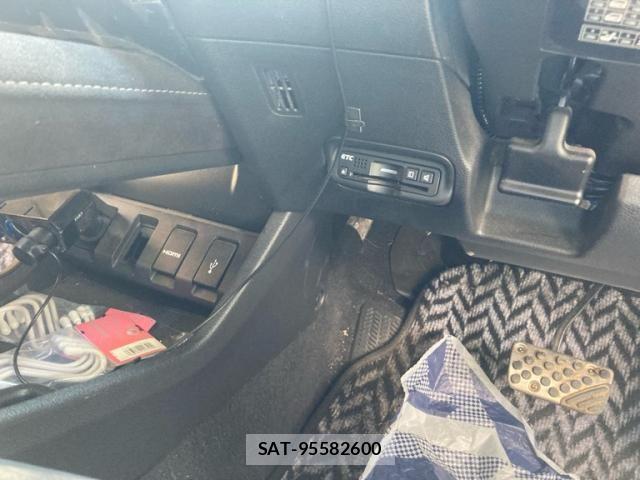 Honda VEZEL 2016-06 8038990-15