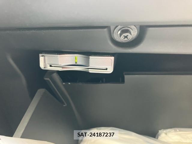 Honda VEZEL 2014-02 8102494-13