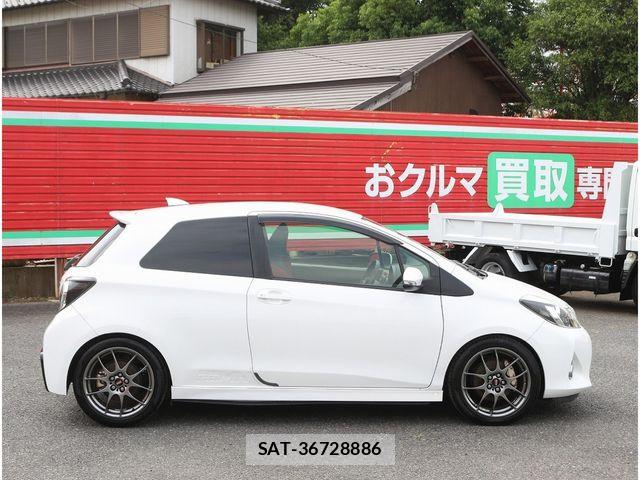 Toyota VITZ 2013-10 7061224-25