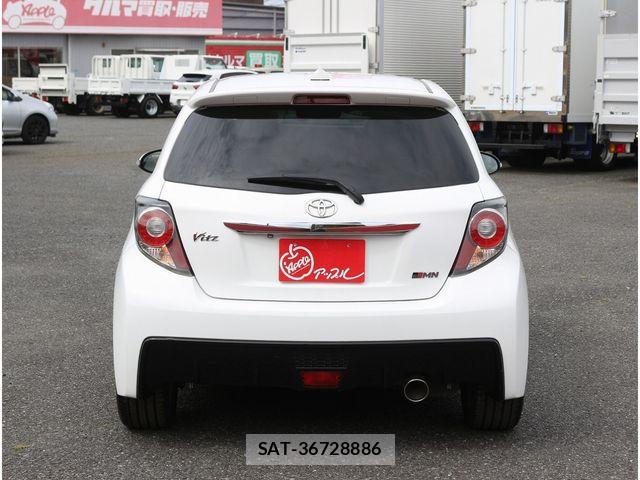 Toyota VITZ 2013-10 7061224-27