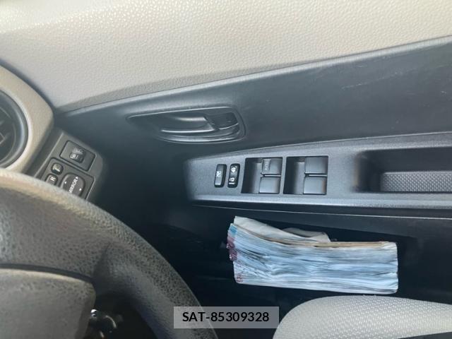Toyota VITZ 2012-06 7226713-21