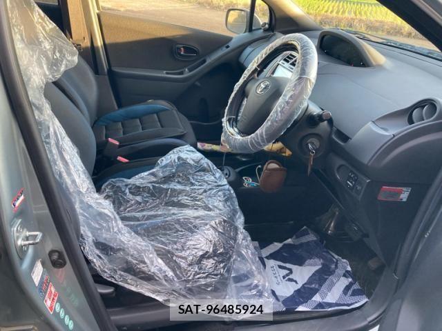 Toyota VITZ 2005-06 7252738-14
