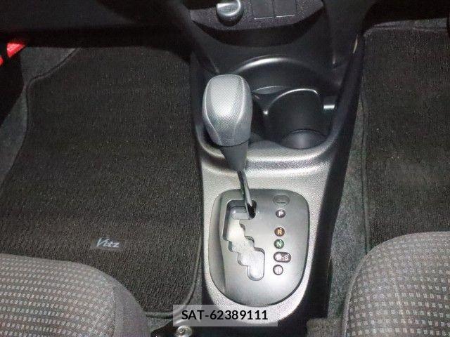 Toyota VITZ 2015-01 7330956-10