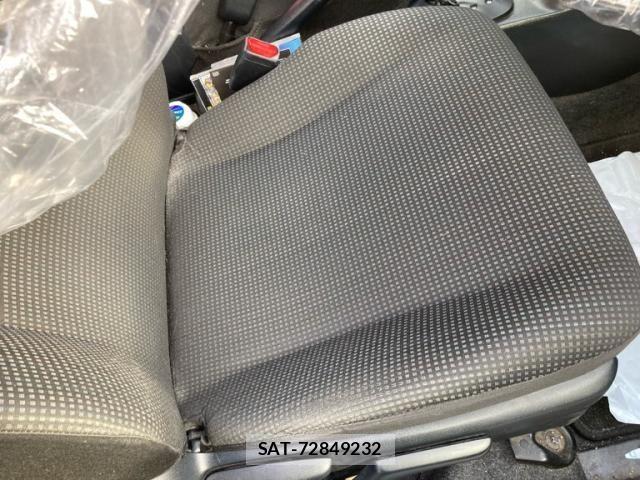 Toyota VITZ 2015-11 7503510-12