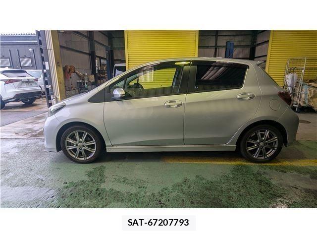 Toyota VITZ 2011-06 7621110-6