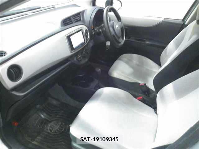 Toyota VITZ 2011 7686698-3