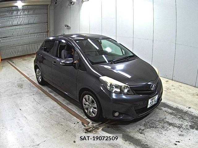 Toyota VITZ 2011-11 7686701-3