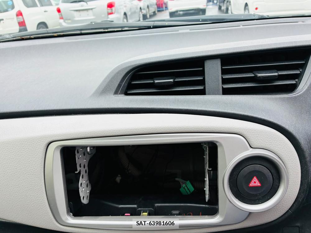 Toyota VITZ 2011-07 7496360-18
