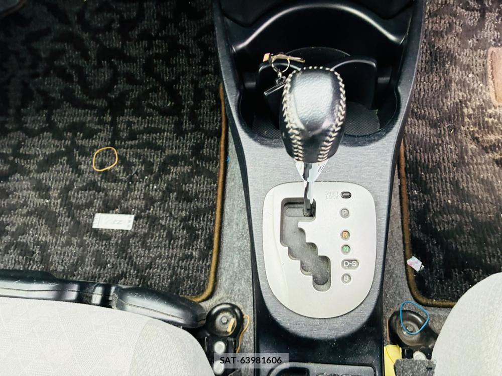 Toyota VITZ 2011-07 7496360-20