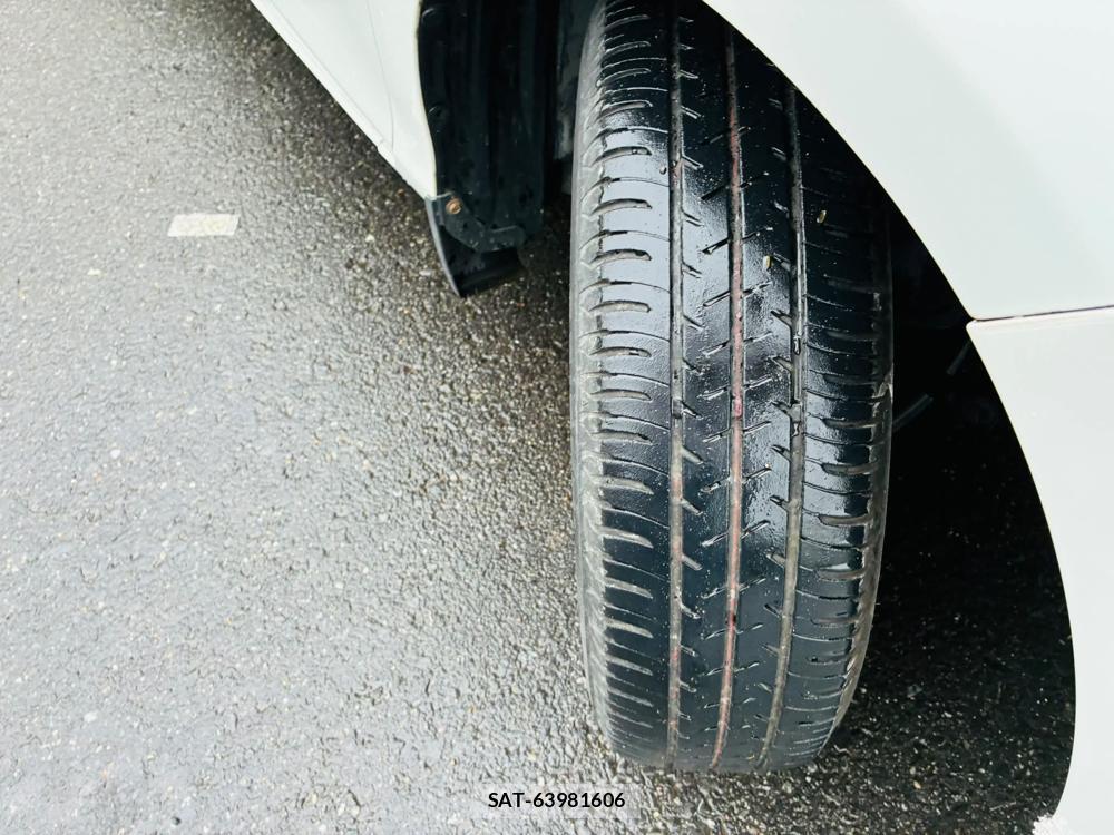 Toyota VITZ 2011-07 7496360-33