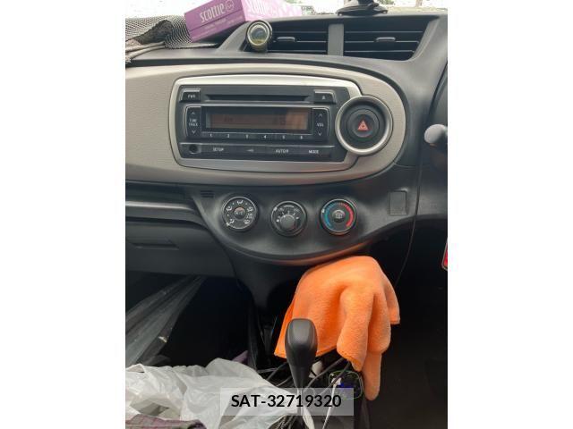 Toyota VITZ 2011-12 7880305-13