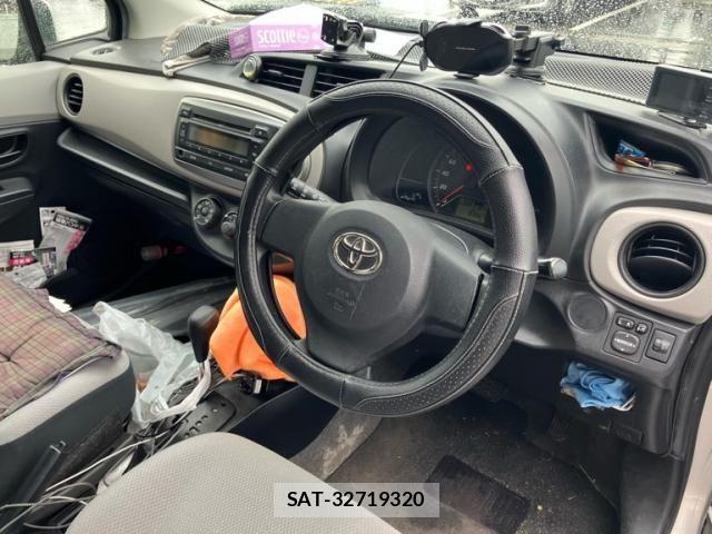 Toyota VITZ 2011-12 7880305-17