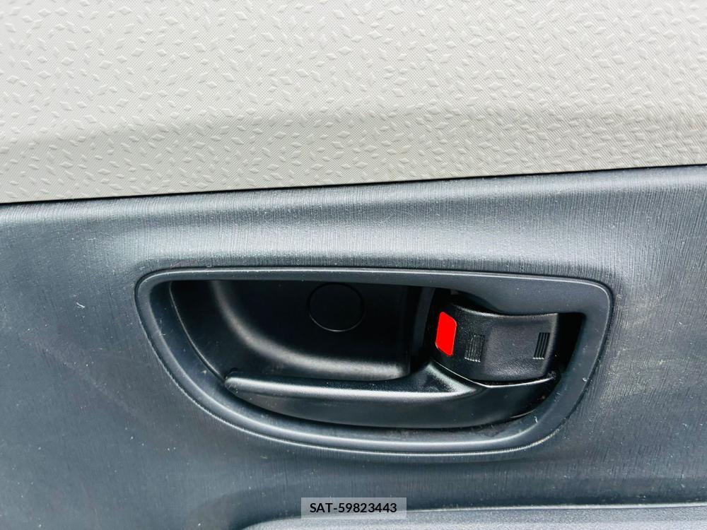 Toyota VITZ 2011-08 7780258-21