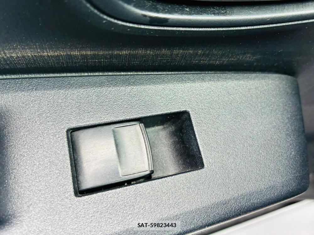 Toyota VITZ 2011-08 7780258-24