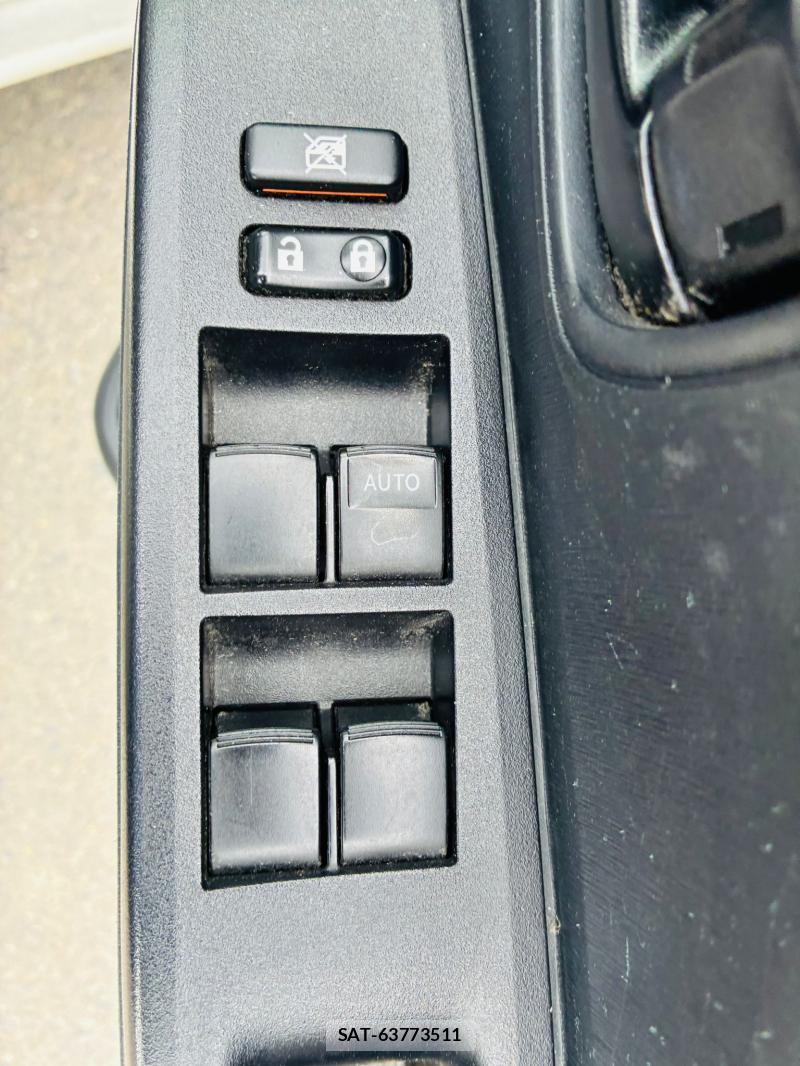 Toyota VITZ 2011-06 7749329-21