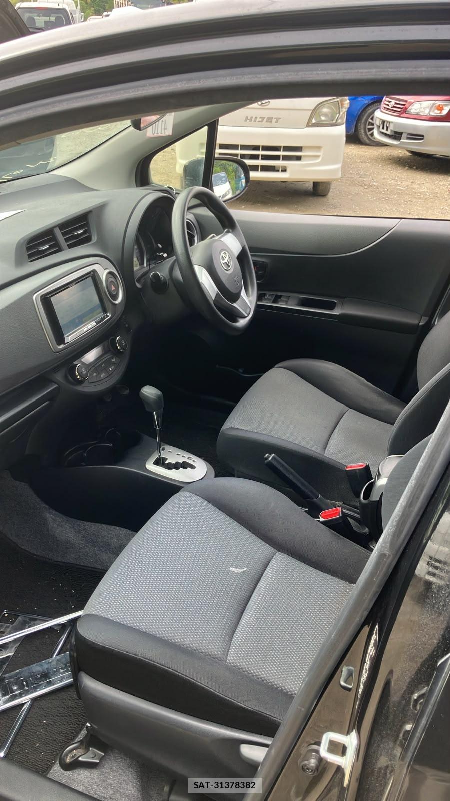 Toyota VITZ 2013-12 7749324-10