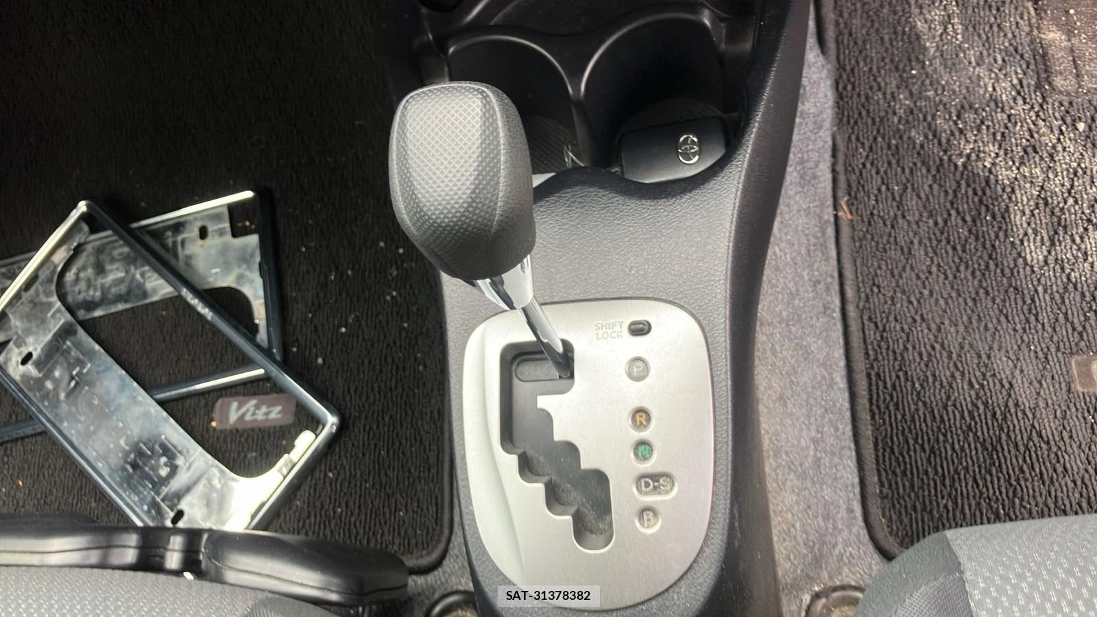 Toyota VITZ 2013-12 7749324-17