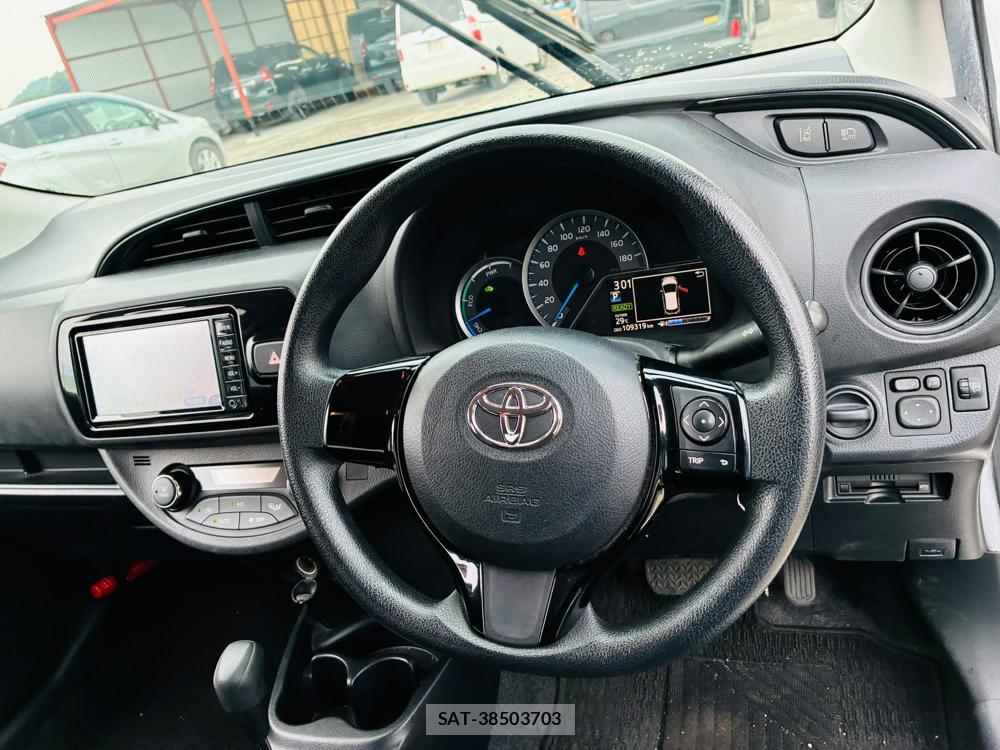 Toyota VITZ 2017-05 7939789-14