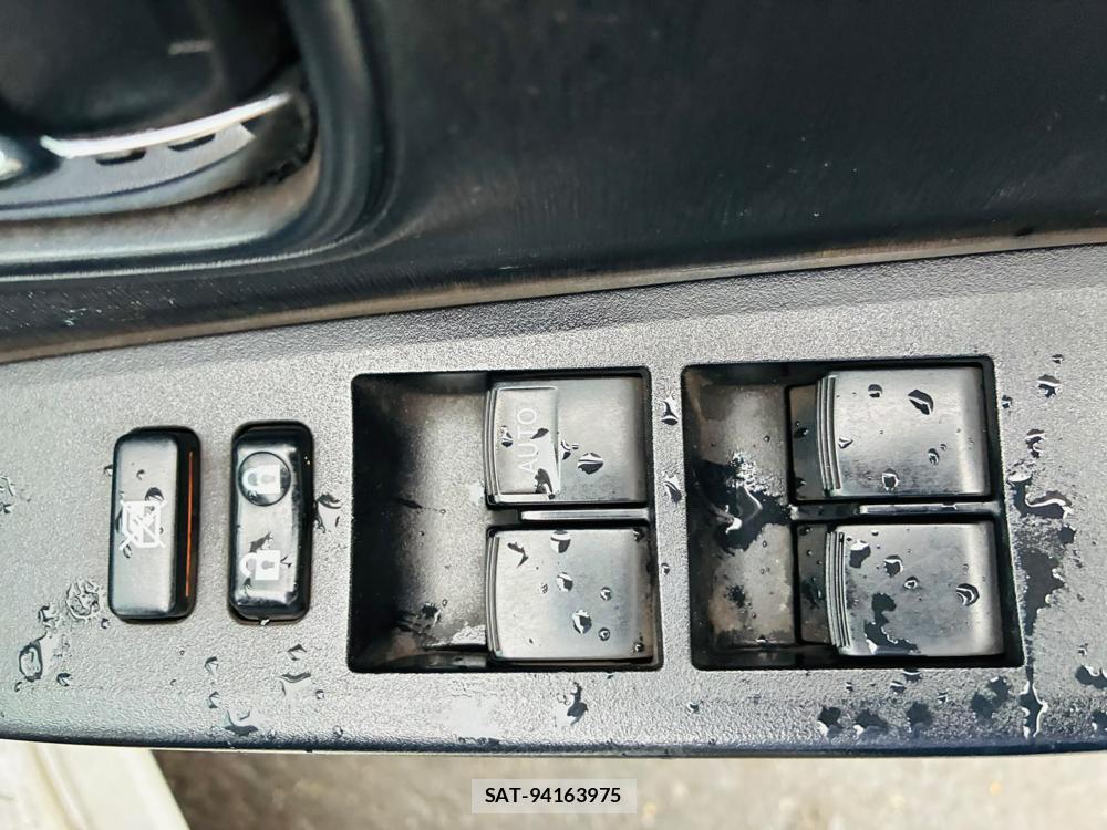 Toyota VITZ 2011-05 7749331-18