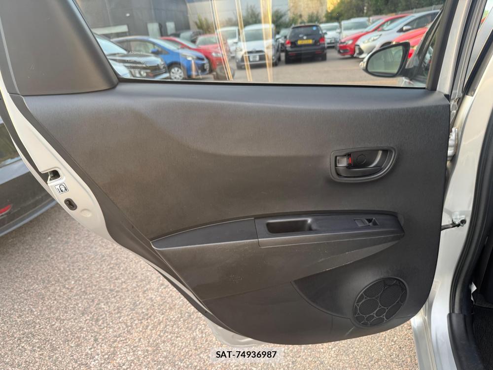 Toyota VITZ 2012-07 1325368-19