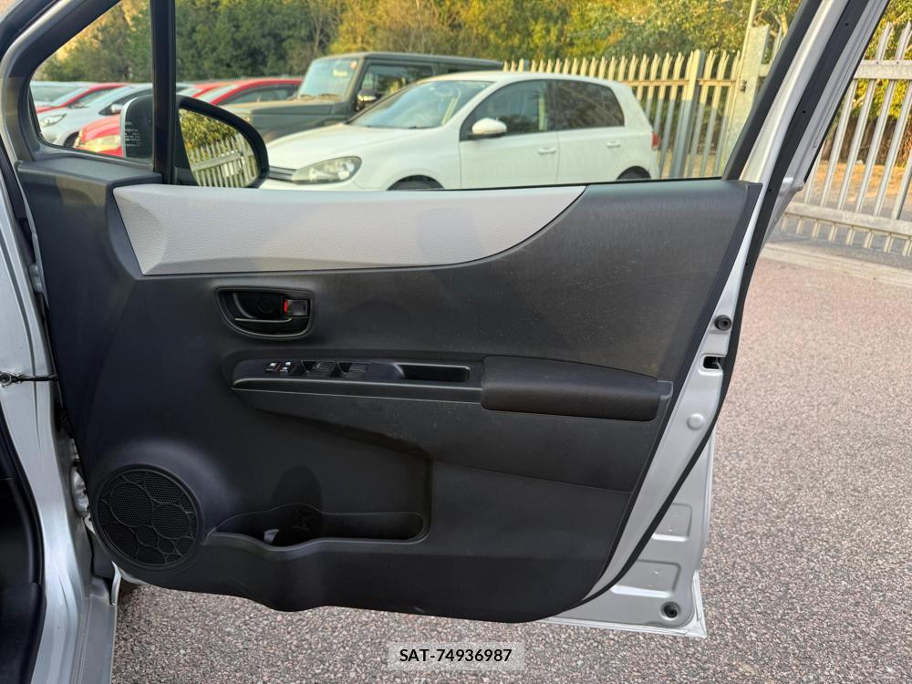Toyota VITZ 2012-07 1325368-21