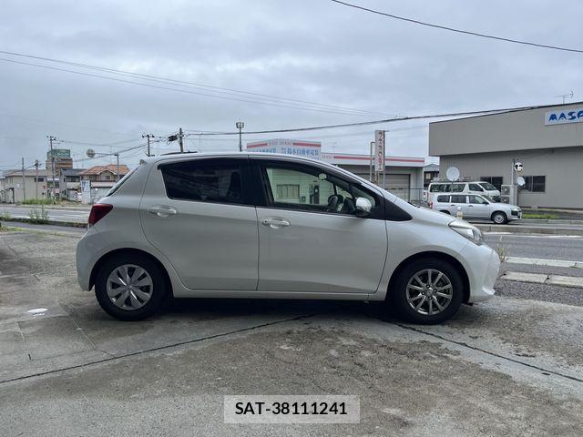 Toyota VITZ 2015-11 8210868-9