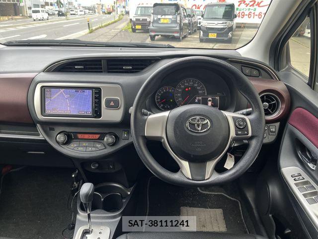Toyota VITZ 2015-11 8210868-1