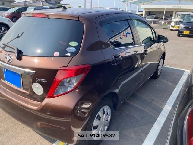 Toyota VITZ 2013-09 8210877-1