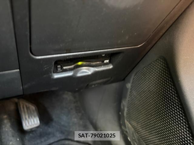 Toyota VITZ 2009-11 8317877-17