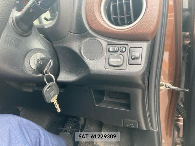 Toyota VITZ 2011-12 8338385-14