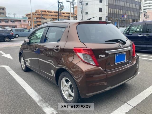 Toyota VITZ 2011-12 8338385-3