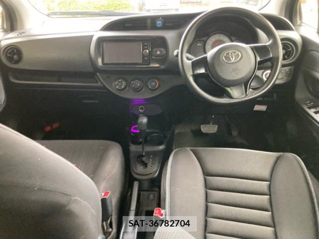 Toyota VITZ 2017-08 8369606-8