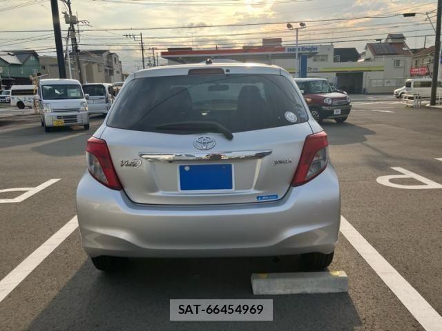 Toyota VITZ 2011-09 8563977-4