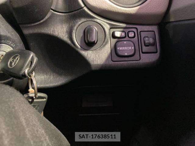 Toyota VITZ 2012-04 8667102-13