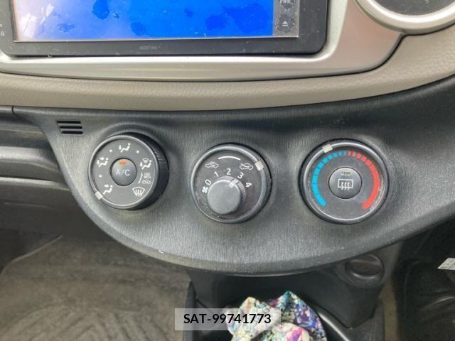 Toyota VITZ 2011-11 8686871-17