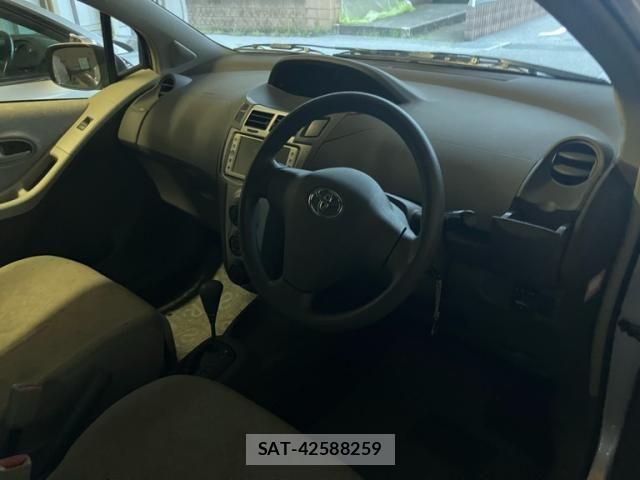 Toyota VITZ 2010-01 8686872-12