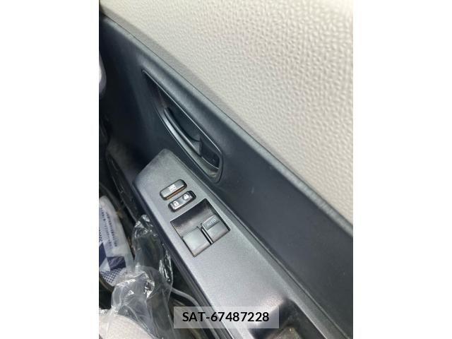 Toyota VITZ 2011-09 8746649-17