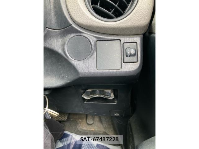 Toyota VITZ 2011-09 8746649-18