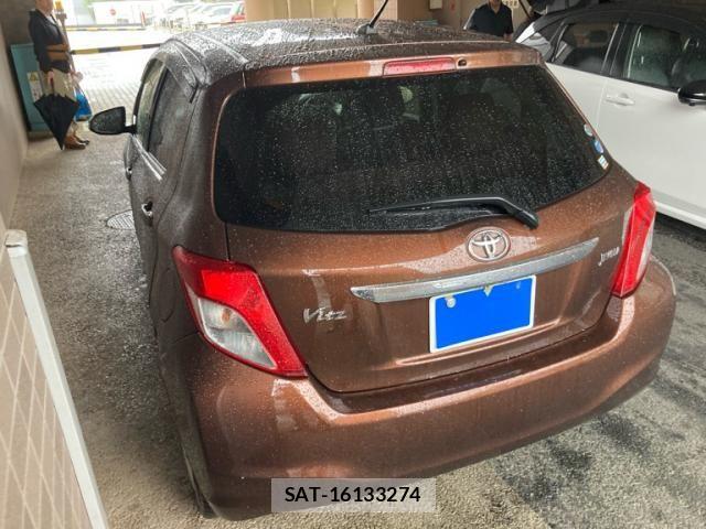 Toyota VITZ 2011-11 8746645-3