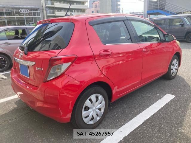Toyota VITZ 2011-10 8882831-2