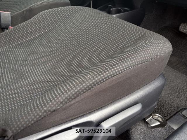Toyota VITZ 2017-10 8882821-28