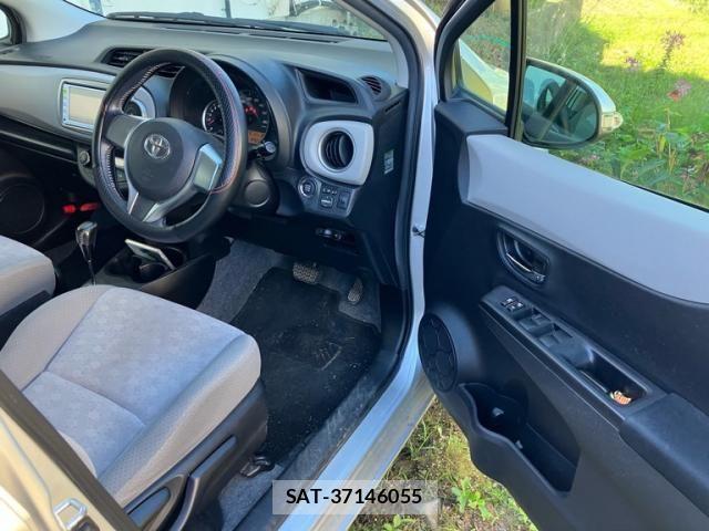Toyota VITZ 2011-10 8882825-13