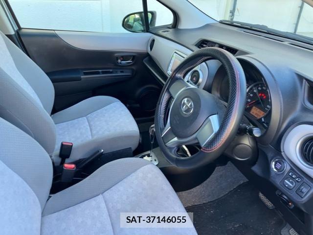 Toyota VITZ 2011-10 8882825-14