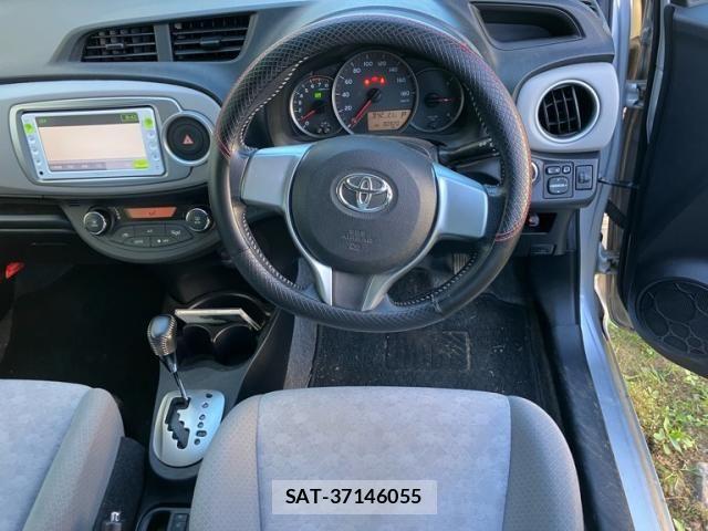 Toyota VITZ 2011-10 8882825-16