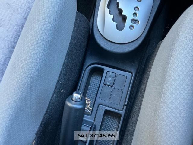 Toyota VITZ 2011-10 8882825-18