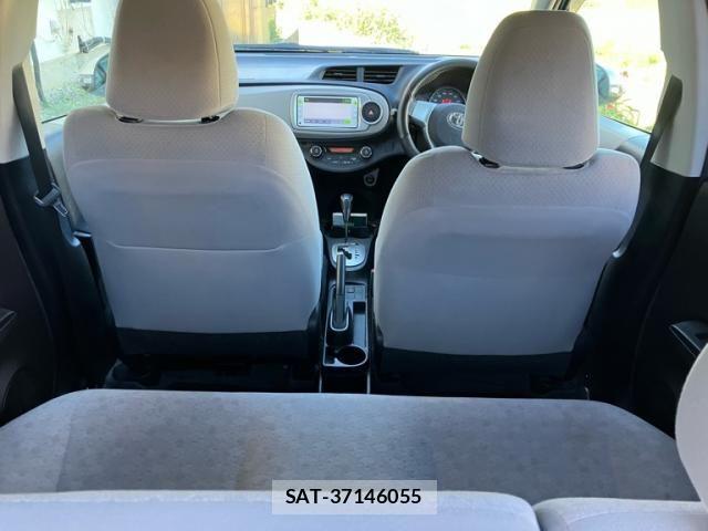 Toyota VITZ 2011-10 8882825-23