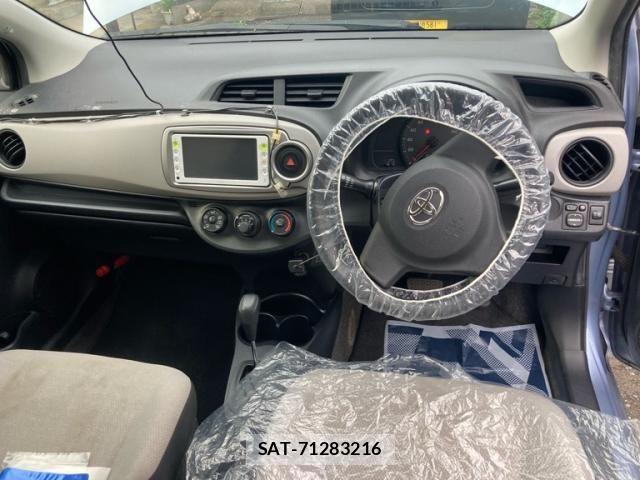 Toyota VITZ 2011-10 8884558-17